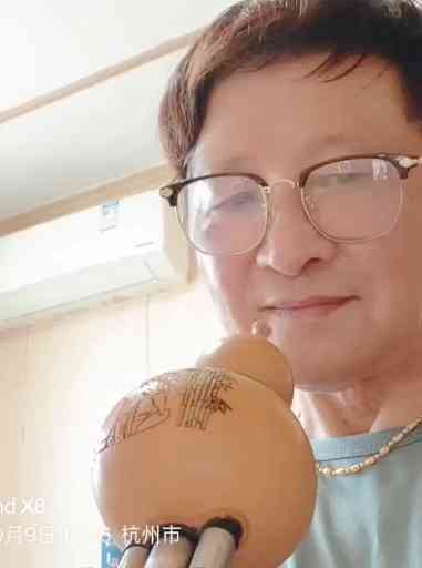 《草原上升起不落的太阳》。插图