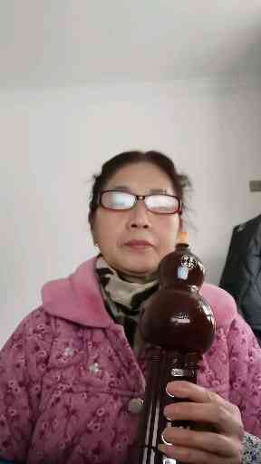 拉着妈妈的手插图